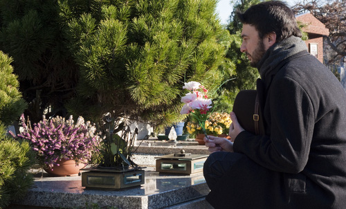 mourning-man-at-grave.jpg